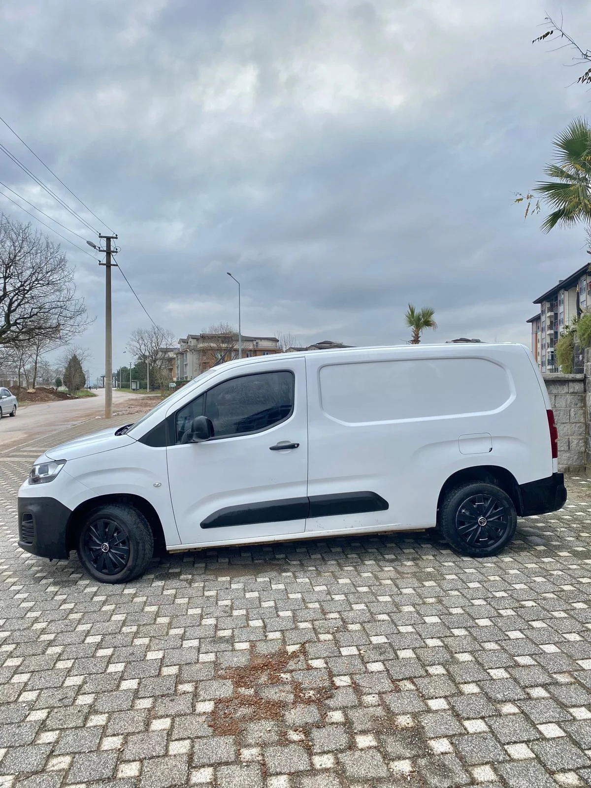 Hafif yük taşıma için beyaz minivan